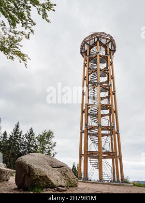 Aussichtsturm aus Holz und Stahl, genannt Svetly Vrch. Wandern bei Albrechtice im Isergebirge, Tschechien. Der ursprüngliche Wachturm blickt auf den bewölkten Sommer Stockfoto