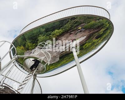 High-View-Turm im Design der Comic-Sprechblase im Wald, Low-Angle-Aufnahme. Interessanter Aussichtsturm Spicka, eine Aussichtsplattform im Design von Stockfoto
