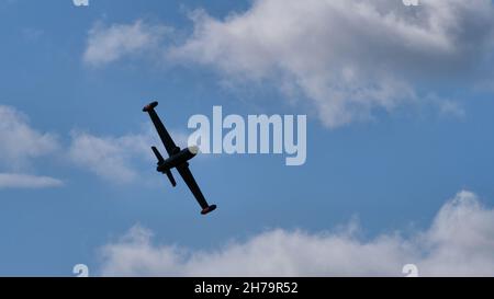 Rivolto del Friuli, Udine, Italien SEPTEMBER, 17, 2021 Aermacchi MB-339 Militärjet-Training und leichtes Angriffsflugzeug der italienischen Luftwaffe in den blauen Himmel in NATO-Grau lackiert Stockfoto