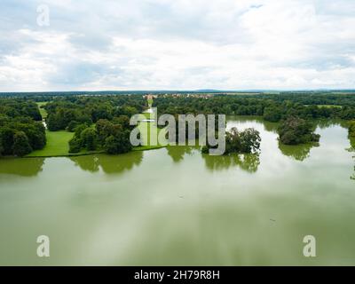 Lednice, Tschechien. 28th vom August 2021. Blick vom Minarett-Turm auf die Besucher und über den Burgsee zum beliebten Schloss Lednice im großen Park Czec Stockfoto