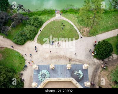 Lednice, Tschechien. 28th vom August 2021. Blick vom Minarett-Turm auf die Besucher und über den Burgsee zum beliebten Schloss Lednice im großen Park Czec Stockfoto