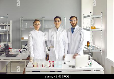 Medical Science Laboratory mit einem Team von drei erfolgreichen jungen Wissenschaftlern. Stockfoto