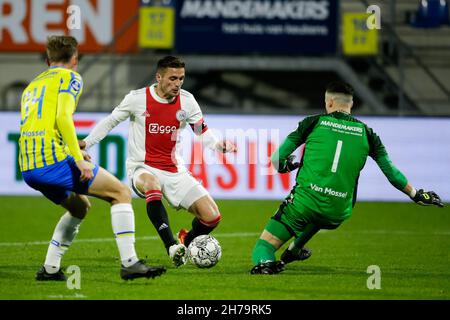 WAALWIJK, NIEDERLANDE - 21. NOVEMBER: Dusan Tadic von Ajax und Etienne Vaessen von RKC Waalwijk während des niederländischen Eredivisie-Spiels zwischen RKC Waalwijk und Ajax am 21. November 2021 im Mandemakers Stadion in Waalwijk, Niederlande (Foto: Broer van den Boom/Orange PicBilder) Stockfoto