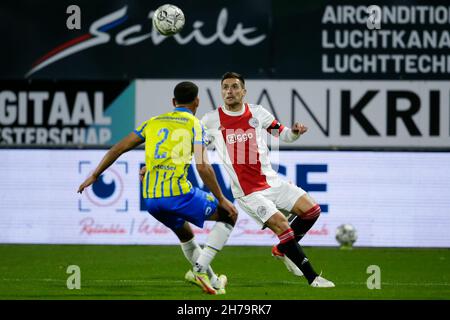 WAALWIJK, NIEDERLANDE - 21. NOVEMBER: Jurien Gaari von RKC Waalwijk und Dusan Tadic von Ajax während des niederländischen Eredivisie-Spiels zwischen RKC Waalwijk und Ajax am 21. November 2021 im Mandemakers Stadion in Waalwijk, Niederlande (Foto: Broer van den Boom/Orange PicBilder) Stockfoto