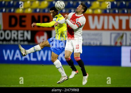 WAALWIJK, NIEDERLANDE - 21. NOVEMBER: Shawn Adewoye von RKC Waalwijk und Dusan Tadic von Ajax kämpfen während des niederländischen Eredivisie-Spiels zwischen RKC Waalwijk und Ajax am 21. November 2021 im Mandemakers Stadion in Waalwijk, Niederlande um den Besitz (Foto: Broer van den Boom/Orange Picts) Stockfoto
