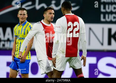 WAALWIJK, NIEDERLANDE - 21. NOVEMBER: Sebastien Haller von Ajax feiert das erste Tor seiner Seite mit Dusan Tadic von Ajax während des niederländischen Eredivisie-Spiels zwischen RKC Waalwijk und Ajax am 21. November 2021 im Mandemakers Stadion in Waalwijk, Niederlande (Foto: Broer van den Boom/Orange Picts) Stockfoto