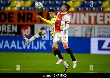 WAALWIJK, NIEDERLANDE - 21. NOVEMBER: Shawn Adewoye von RKC Waalwijk und Dusan Tadic von Ajax kämpfen während des niederländischen Eredivisie-Spiels zwischen RKC Waalwijk und Ajax am 21. November 2021 im Mandemakers Stadion in Waalwijk, Niederlande um den Besitz (Foto: Broer van den Boom/Orange Picts) Stockfoto
