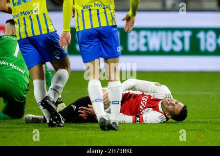 WAALWIJK, NIEDERLANDE - 21. NOVEMBER: Dusan Tadic von Ajax liegt nach einer Kollision während des niederländischen Eredivisie-Spiels zwischen RKC Waalwijk und Ajax am 21. November 2021 im Mandemakers Stadion in Waalwijk, Niederlande auf dem Boden (Foto: Broer van den Boom/Orange Picches) Stockfoto