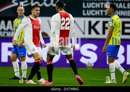 WAALWIJK, NIEDERLANDE - 21. NOVEMBER: Sebastien Haller von Ajax feiert das erste Tor seiner Seite mit Dusan Tadic von Ajax während des niederländischen Eredivisie-Spiels zwischen RKC Waalwijk und Ajax am 21. November 2021 im Mandemakers Stadion in Waalwijk, Niederlande (Foto: Broer van den Boom/Orange Picts) Stockfoto
