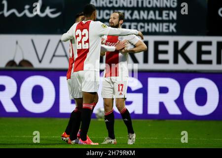 WAALWIJK, NIEDERLANDE – NOVEMBER 21: Sebastien Haller von Ajax feiert, nachdem er beim niederländischen Eredivisie-Spiel zwischen RKC Waalwijk und Ajax am 21. November 2021 im Mandemakers Stadion in Waalwijk, Niederlande, das erste Tor seiner Seite mit Dusan Tadic von Ajax und Daley Blind von Ajax erzielt hat (Foto: Broer van den Boom/Orange Picts) Stockfoto