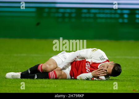 WAALWIJK, NIEDERLANDE - 21. NOVEMBER: Dusan Tadic von Ajax liegt nach einer Kollision während des niederländischen Eredivisie-Spiels zwischen RKC Waalwijk und Ajax am 21. November 2021 im Mandemakers Stadion in Waalwijk, Niederlande auf dem Boden (Foto: Broer van den Boom/Orange Picches) Stockfoto
