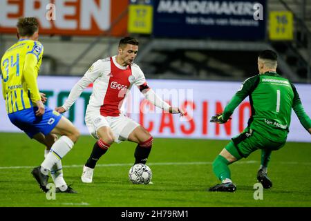 WAALWIJK, NIEDERLANDE - 21. NOVEMBER: Dusan Tadic von Ajax und Etienne Vaessen von RKC Waalwijk während des niederländischen Eredivisie-Spiels zwischen RKC Waalwijk und Ajax am 21. November 2021 im Mandemakers Stadion in Waalwijk, Niederlande (Foto: Broer van den Boom/Orange PicBilder) Stockfoto