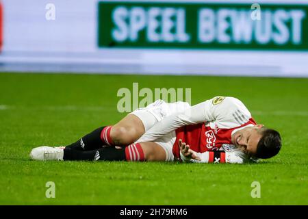 WAALWIJK, NIEDERLANDE - 21. NOVEMBER: Dusan Tadic von Ajax liegt nach einer Kollision während des niederländischen Eredivisie-Spiels zwischen RKC Waalwijk und Ajax am 21. November 2021 im Mandemakers Stadion in Waalwijk, Niederlande auf dem Boden (Foto: Broer van den Boom/Orange Picches) Stockfoto