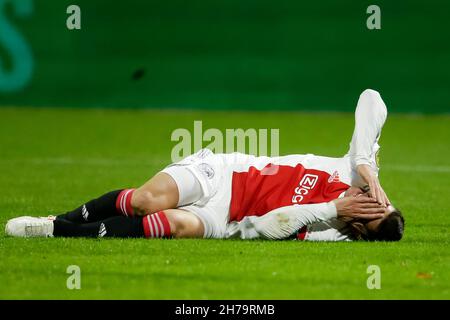 WAALWIJK, NIEDERLANDE - 21. NOVEMBER: Dusan Tadic von Ajax liegt nach einer Kollision während des niederländischen Eredivisie-Spiels zwischen RKC Waalwijk und Ajax am 21. November 2021 im Mandemakers Stadion in Waalwijk, Niederlande auf dem Boden (Foto: Broer van den Boom/Orange Picches) Stockfoto