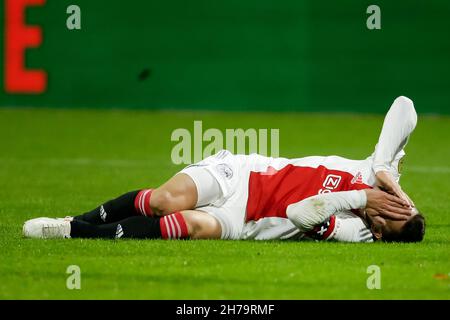 WAALWIJK, NIEDERLANDE - 21. NOVEMBER: Dusan Tadic von Ajax liegt nach einer Kollision während des niederländischen Eredivisie-Spiels zwischen RKC Waalwijk und Ajax am 21. November 2021 im Mandemakers Stadion in Waalwijk, Niederlande auf dem Boden (Foto: Broer van den Boom/Orange Picches) Stockfoto