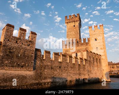 Burg Scaliger, Castello Scaligero oder Festung Rocca Scaligera in Sirmione am Gardasee Stockfoto