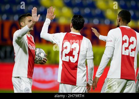 WAALWIJK, NIEDERLANDE - 21. NOVEMBER: Dusan Tadic von Ajax und Steven Berghuis von Ajax feiern beim niederländischen Eredivisie-Spiel zwischen RKC Waalwijk und Ajax am 21. November 2021 im Mandemakers Stadion in Waalwijk, Niederlande (Foto: Broer van den Boom/Orange Picts) Stockfoto
