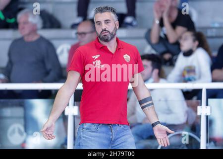 Schwimmbad Polo Natatorio, Rom, Italien, 21. November 2021, Cheftrainer M. Capanna (SIS Roma) während des Spiels Lille UC gegen SIS Roma - Waterpolo EuroLeague Women Stockfoto