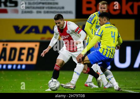 WAALWIJK, NIEDERLANDE - 21. NOVEMBER: Dusan Tadic von Ajax dribbelt mit dem Ball an Shawn Adewoye von RKC Waalwijk während des niederländischen Eredivisie-Spiels zwischen RKC Waalwijk und Ajax am 21. November 2021 im Mandemakers Stadion in Waalwijk, Niederlande (Foto: Broer van den Boom/Orange Picches) Stockfoto