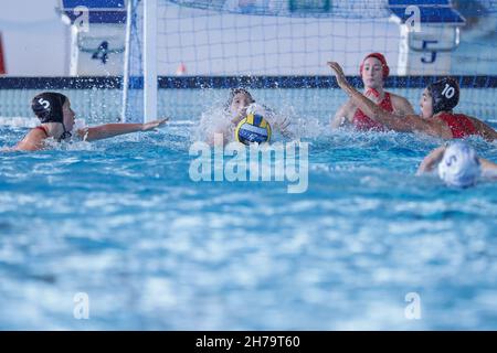 Schwimmbad Polo Natatorio, Rom, Italien, 21. November 2021, Verteidigung SIS Roma während des Spiels Lille UC gegen SIS Roma - Waterpolo EuroLeague Women Stockfoto