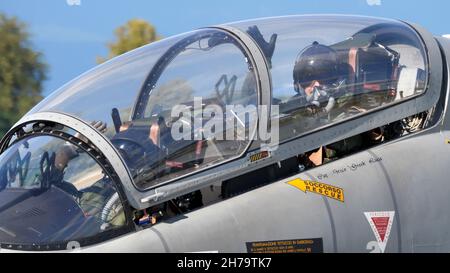 Rivolto del Friuli, Udine, Italien SEPTEMBER, 17, 2021 Nahaufnahme von Militärpiloten im Cockpit eines modernen Jet-Trainingsflugzeugs. Aermacchi MB-339 der italienischen Luftwaffe Stockfoto