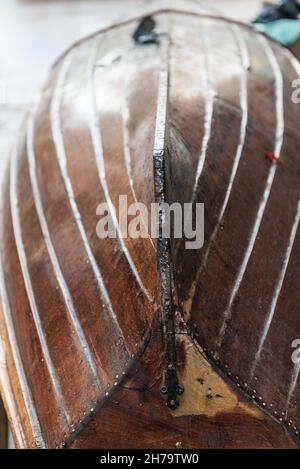 Enge Aufnahme des Kiels eines Ruderbootes in Richmond upon Thames, Surrey Stockfoto