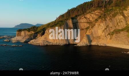 Atemberaubende Panoramaaussicht über Kap Stolbchaty bei Sonnenuntergang. Einzigartige geologische vulkanische Formation auf der Insel Kunashir im Kuril Ridge. UNESCO-Liste Stockfoto