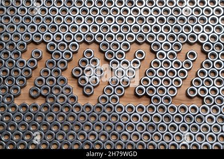 Neujahr 2022 mit Metallmuttern auf einem Holztisch ausgekleidet. Draufsicht. Stockfoto