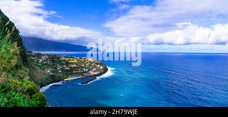 Madeira Insel Meer Natur Landschaft. Von oben Blick auf das schöne Dorf Ponta Delgada im nördlichen Teil. Portugal Reisen Stockfoto