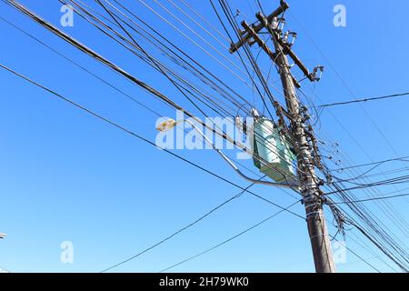 Stromnetz. Verschiedene Elemente, aus denen das Energieverteilungsnetz in städtischen Zentren besteht. Teil der Stromverteilungssysteme Stockfoto