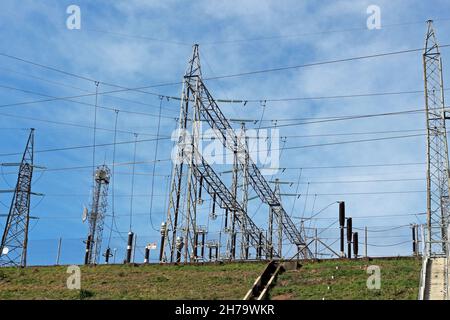 Stromnetz. Verschiedene Elemente, aus denen das Energieverteilungsnetz in städtischen Zentren besteht. Teil der Stromverteilungssysteme Stockfoto