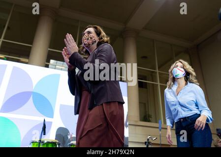 Spanien. 21st. November 2021. Die Bürgermeisterin von Barcelona, Ada Colau, und die spanische Vizepräsidentin, Yolanda Diaz, gehen am 21. November 2021 auf der Bühne des Nationalkongresses 3rd en Comú Podem in Barcelona, Spanien. En Comu Podem ist ein katalanisch, eine Wahlkoalition, die 2015 zwischen den Parteien Unidas Podemos, Barcelona en Comú, Initiative for Catalonia Greens, United and Alternative Left und Equo gebildet wurde und von der Bürgermeisterin von Barcelona, Ada Colau, angeführt wird. (Foto von Davide Bonaldo/Sipa USA) Quelle: SIPA USA/Alamy Live News Stockfoto