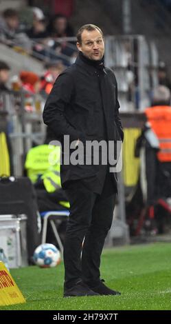 Mainz, Deutschland. 21st. November 2021. Fußball: Bundesliga, FSV Mainz 05 - 1. FC Köln, Matchday 12, Mewa Arena. Der Mainzer Trainer Bo Svensson Credit: Torsten Silz/dpa - WICHTIGER HINWEIS: Gemäß den Bestimmungen der DFL Deutsche Fußball Liga und/oder des DFB Deutscher Fußball-Bund ist es untersagt, im Stadion und/oder vom Spiel aufgenommene Fotos in Form von Sequenzbildern und/oder videoähnlichen Fotoserien zu verwenden oder zu verwenden./dpa/Alamy Live News Stockfoto