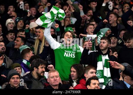 Hibernian-Fans feiern beim Halbfinale des Premier Sports Cup im Ibrox Stadium, Glasgow. Bilddatum: Sonntag, 21. November 2021. Stockfoto