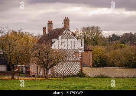 Großes Bauernhaus aus rotem Backstein mit einer karierten Flint-Endwand, Haxton, Salisbury Wiltshire UK Stockfoto