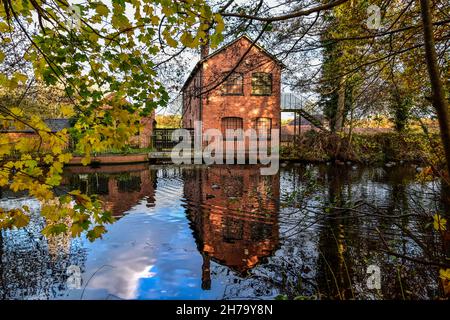 Das Forge Mill Needle Museum und der Mühlenteich in Redditch. Stockfoto