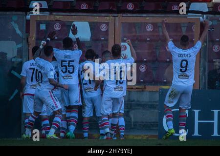 Stadio Oreste Granillo, Reggio Calabria, Italien, 21. November 2021, Gaetano Gianluca (Cremonese) feiert, nachdem er während der Reggina 1914 im Vergleich zu US Cremonese - Ital Football Championship League BKT einen 1-2 Punkte erzielt hat Stockfoto