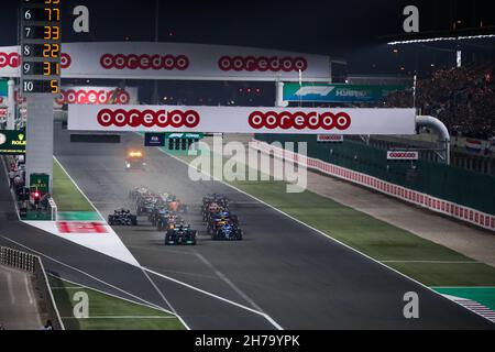 Start des Rennens: HAMILTON Lewis (gbr), Mercedes AMG F1 GP W12 E Performance, GASLY Pierre (Fra), Scuderia AlphaTauri Honda AT02, Einsatz während des Formel 1 Ooredoo Qatar Grand Prix 2021, 20th Rennen der FIA Formel 1 Weltmeisterschaft 2021 vom 19. Bis 21. November, 2021 auf dem Losail International Circuit, in Lusail, Katar - Foto: Florent Gooden/DPPI/LiveMedia Stockfoto