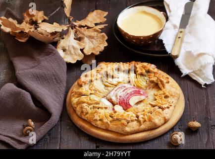 vollkorngallet mit Apfel und Birne, serviert mit Kaffee. Rustikaler Stil. Stockfoto