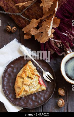 vollkorngallet mit Apfel und Birne, serviert mit Kaffee. Rustikaler Stil. Stockfoto