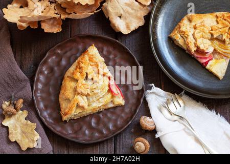 vollkorngallet mit Apfel und Birne, serviert mit Kaffee. Rustikaler Stil. Stockfoto