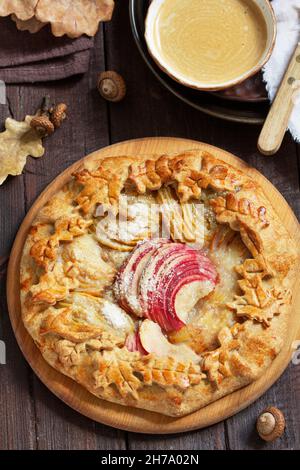 vollkorngallet mit Apfel und Birne, serviert mit Kaffee. Rustikaler Stil. Stockfoto