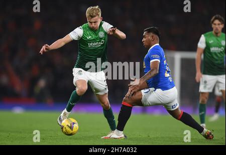 Glasgow, Schottland, 21st. November 2021. Josh Doig von Hibernian und Alfredo Morelos von den Rangers während des Scottish League Cup Spiels im Hampden Park, Glasgow. Bildnachweis sollte lauten: Neil Hanna / Sportimage Stockfoto