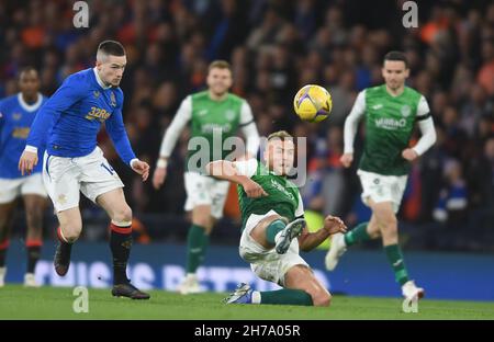 Glasgow, Schottland, 21st. November 2021. Ryan Kent von den Rangers und Ryan Porteous von Hibernian während des Scottish League Cup-Spiels im Hampden Park, Glasgow. Bildnachweis sollte lauten: Neil Hanna / Sportimage Stockfoto