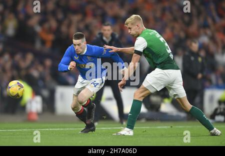 Glasgow, Schottland, 21st. November 2021. Ryan Kent von den Rangers und Josh Doig von Hibernian während des Scottish League Cup-Spiels im Hampden Park, Glasgow. Bildnachweis sollte lauten: Neil Hanna / Sportimage Stockfoto