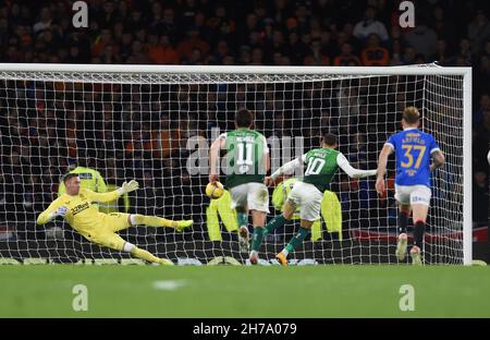 Glasgow, Großbritannien. 21st. November 2021. Martin Boyle aus Hibernian erzielt beim Scottish League Cup-Spiel im Hampden Park, Glasgow, sein 3rd-Tor von der Elfmeterstelle. Bildnachweis sollte lauten: Neil Hanna/Sportimage Kredit: Sportimage/Alamy Live News Stockfoto