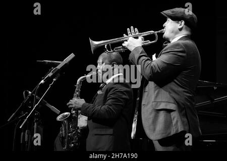 Andy Davies spielt Trompete mit Tony Kofi am Alt-Saxophon, Tony Kofi Quintett, Scarborough Jazz Festival 2021, UK Stockfoto