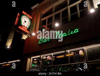 Menschen in der berühmten, gut etablierten Bar Italia Soho, London, England, Großbritannien Stockfoto