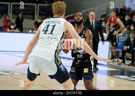 Trient, Italien. 21st. November 2021. Desonta Bradford - Aquila Basket Dolomiti Trentino Energia während Dolomiti Energia Trentino vs Fortitudo Bologna, Italienischer Basketball Eine Serie Meisterschaft in Trient, Italien, November 21 2021 Quelle: Independent Photo Agency/Alamy Live News Stockfoto