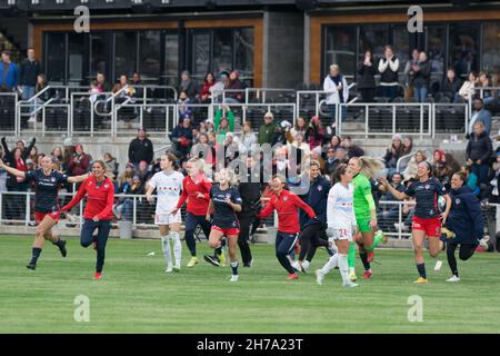 Louisville, Usa. 20th. November 2021. Louisville, USA, November20th 20 Spieler von Washington Spirit feiern nach dem Gewinn ihres National Womens Soccer League-Meisterschaftsspiels gegen die Chicago Red Stars im Lynn Family Stadium in Louisville, Kentucky. *KEINE KOMMERZIELLE NUTZUNG* Kat Farris/Sports Press Bildnachweis: SPP Sport Press Foto. /Alamy Live News Stockfoto